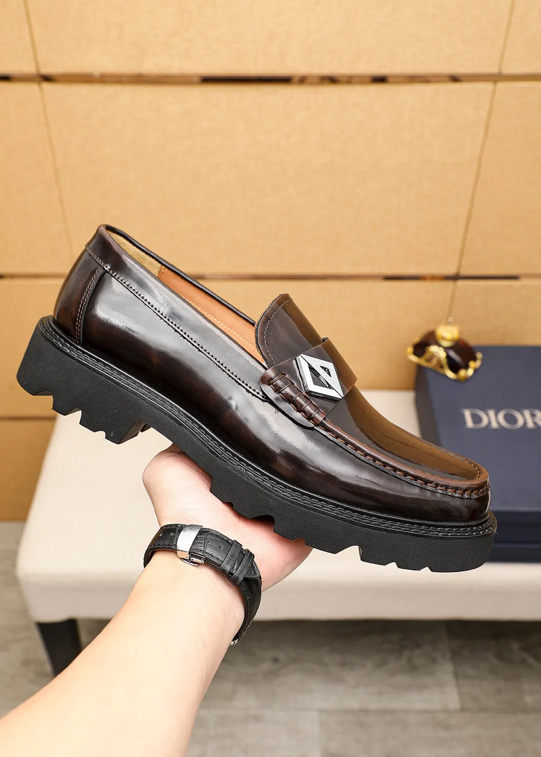 Men's shoes 💰480 💐 Product trademark: Dior "Dior" casual leather shoes Regular size: 39-44 (45🉑️customized) Product materials: Selected Italian imported first-layer beaded cowhide upper + classic hardware buckle, imported water-dyed 🐂 cowhide lining. Strong three-dimensional visual effect, original outsole Color: 3⃣️colors available
